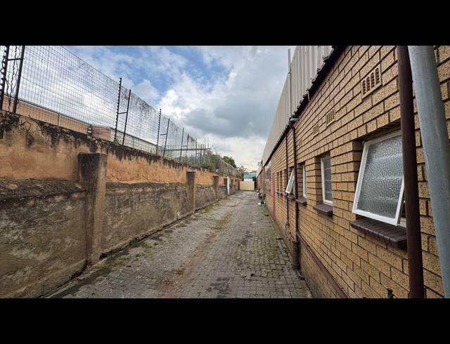 2,500M² WAREHOUSE FOR SALE IN WYNBERG
